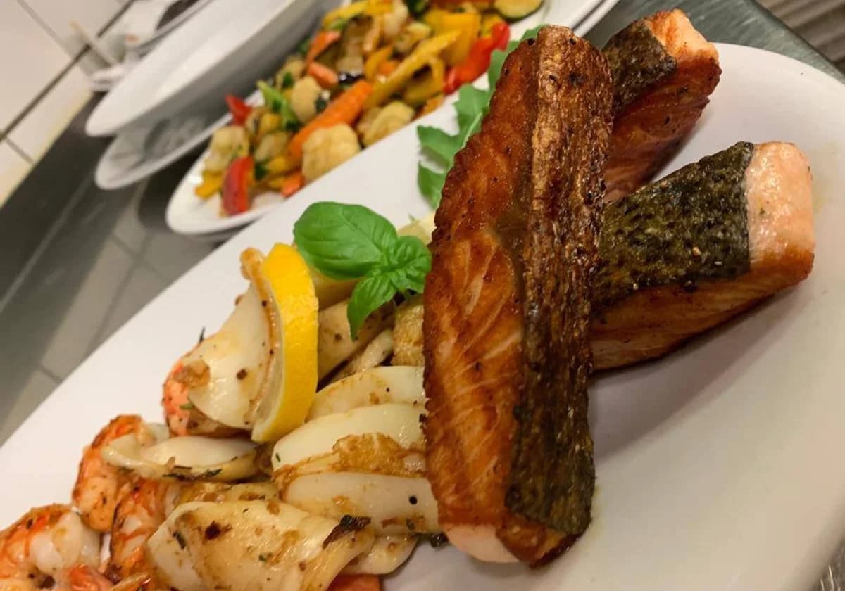 Serviervorschlag zu Lachsfilet vom Grill